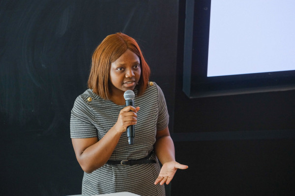 Jeannette Tr&eacute;sor Noubissi Sop a remport&eacute; le Prix du public gr&acirc;ce &agrave; son expos&eacute;, o&ugrave; elle comparait les recettes secr&egrave;tes de g&acirc;teaux &agrave; celles de vaccins pour sensibiliser aux enjeux du secteur pharmaceutique et du droit &agrave; la sant&eacute;.