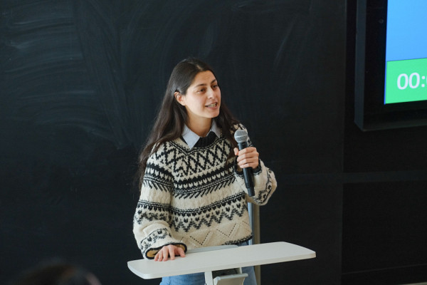 Maryam Afkari, &eacute;tudiante au doctorat en chimie, a remport&eacute; le premier prix de la finale &agrave; l'UdeS de 3MT.
