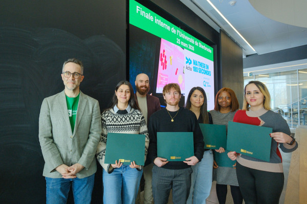 Les laur&eacute;ates et laur&eacute;ats de la finale interne de l&rsquo;UdeS de MT180 et 3MT en compagnie de l'animateur de l'&eacute;v&eacute;nement.