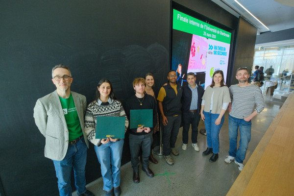 Le professeur Matthieu Petit, vice-recteur adjoint &agrave; la qualit&eacute; des programmes et &agrave; la r&eacute;ussite au Vice-rectorat aux &eacute;tudes et &agrave; la vie &eacute;tudiante, en compagnie de Maryam Afkari et d'Ars&egrave;ne Gu&eacute;don, qui ont respectivement remport&eacute; la finale institutionnelle de 3MT et de MT180, ainsi que des membres du jury.