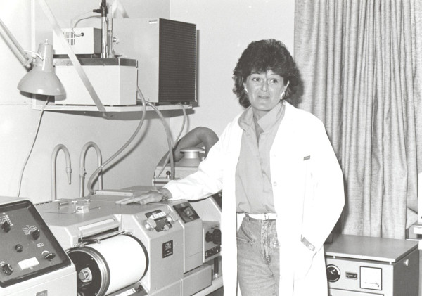 Portrait de Pre France Bessette dans son laboratoire, 1985