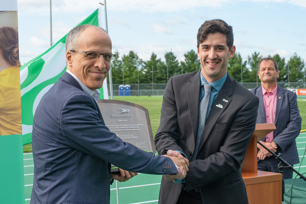 Vincent Boutin, président d'Excellence Sportive Sherbrooke, a profité de l’occasion pour remettre une plaque au recteur Pierre Cossette afin de souligner l'apport de l'UdeS comme partenaire majeur du milieu sportif dans la région.