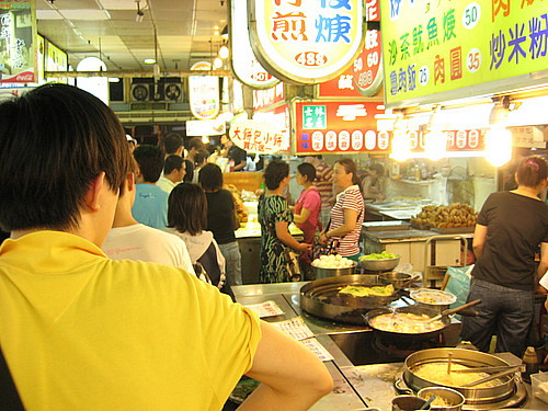 Le march&eacute; de nuit est tr&egrave;s anim&eacute;.