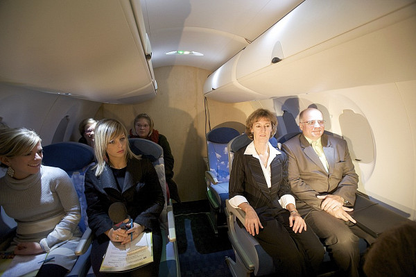 Lors de l'annonce de la chaire, dignitaires et journalistes ont pu prendre place à bord de ce simulateur qui reproduit l'environnement sonore d'une cabine d'avion.