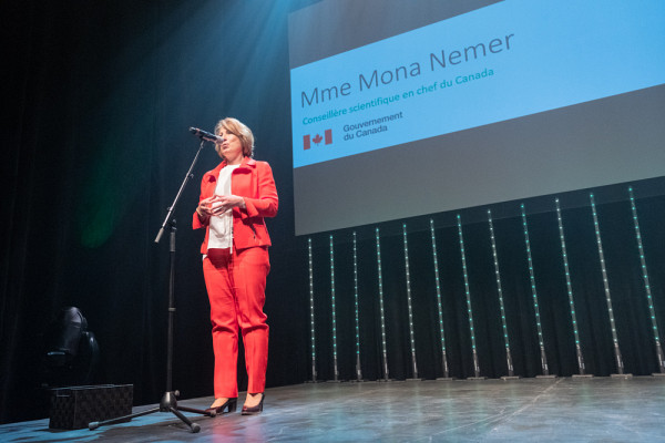 La présidente d'honneur de l'événement et conseillère scientifique en chef du Canada, madame Mona Nemer.