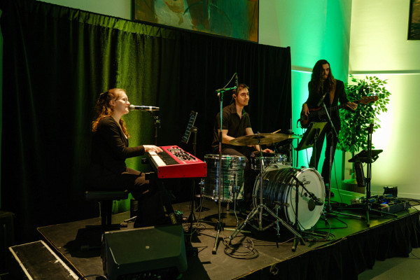 Un trio &eacute;tudiant de l&rsquo;&Eacute;cole de musique, Gis&egrave;le Blanchard-Girardin au piano et au chant, Dany Bournival &agrave; la batterie, et Dominic Baril &agrave; la basse, a envo&ucirc;t&eacute; le public avec&nbsp;La Ligne orange, une composition revisit&eacute;e en version bossa nova de William Gravel, aussi de l&rsquo;&Eacute;cole de musique.