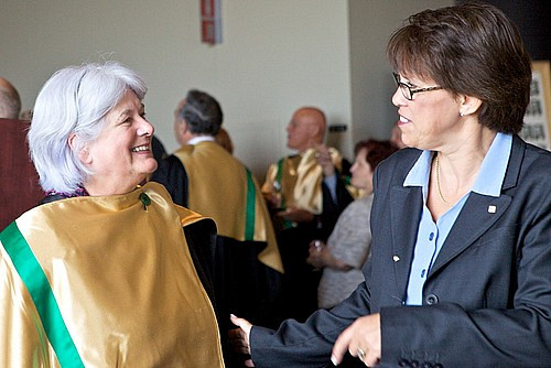 Louise Melançon, diplômée de la Faculté des arts en 1959 (maintenant la Faculté des lettres et sciences humaines), discute avec la professeure Luce Samoisette, rectrice de l'Université de Sherbrooke.