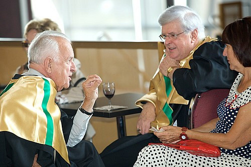L'Abbé Poiré, qui représentait le Séminaire de Sherbrooke, s'est rappelé quelques souvenirs en compagnie de Georges-Henri Goulet, diplômé d'un baccalauréat Ès Arts, et de Huguette, l'épouse de ce dernier qu'il a rencontrée sur le campus de l'UdeS à l'époque.