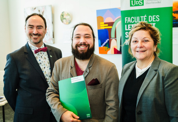 De gauche &agrave; droite : Pr&nbsp;Beno&icirc;t Grenier, vice-doyen &agrave; la recherche et aux &eacute;tudes sup&eacute;rieures; Dominik Lagac&eacute;, r&eacute;cipiendaire du prix Coup de c&oelig;ur; Pre Anick Lessard, doyenne de la FLSH.