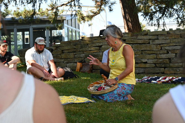 Lors de la c&eacute;r&eacute;monie d&rsquo;ouverture de l&rsquo;&eacute;v&eacute;nement, les personnes participantes ont fait la rencontre de Vicky Boldo, directrice associ&eacute;e des initiatives autochtones &agrave; l'Universit&eacute; Bishop's, l&rsquo;un des partenaires de cette initiative p&eacute;dagogique. Elle leur a notamment parl&eacute;, avec &eacute;motions, de son identit&eacute;, de son parcours de survivante et de son rapport au territoire Ndakina, en plus de leur offrir un chant.