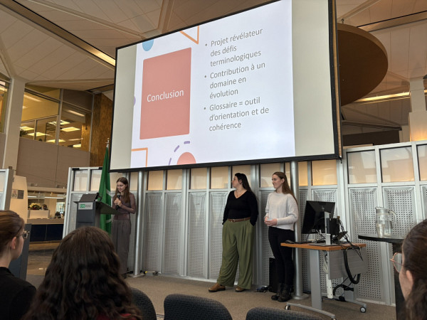 En d&eacute;cembre dernier, les &eacute;tudiantes et les &eacute;tudiants du cours TRA300 &ndash; Terminologie et traduction sp&eacute;cialis&eacute;e, donn&eacute; par AnneMarie Taravella, ont pr&eacute;sent&eacute; leurs travaux ayant men&eacute; &agrave; la cr&eacute;ation d'un glossaire sur l'apprentissage int&eacute;gr&eacute; au travail.&nbsp;Le mandat &eacute;tait de constituer, pour le R&eacute;seau AIT, un glossaire de plus de 50 fiches sur les m&eacute;thodes classiques et &eacute;mergentes de l'apprentissage int&eacute;gr&eacute; au travail (AIT), les acteurs du domaine, les mod&egrave;les th&eacute;oriques et les &eacute;carts d'organisation du syst&egrave;me &eacute;ducatif entre le Qu&eacute;bec et l'Ontario.