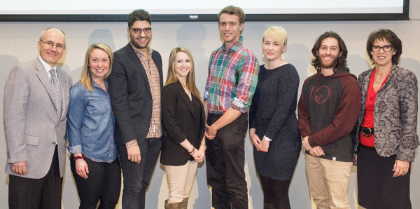 Six &eacute;tudiants de l'UdeS, dont Mathieu Hains et Olivier Ross, du Vert & Or, recevront la m&eacute;daille du Lieutenant-gouverneur du Qu&eacute;bec pour la jeunesse. Les &eacute;tudiants sont entour&eacute;s du vice-recteur Martin Buteau et de la rectrice Luce Samoisette.