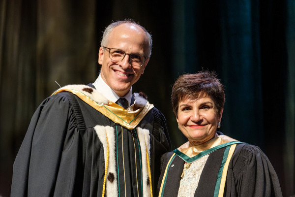 Première femme au Canada à avoir obtenu un doctorat en génie du bâtiment, Gina Parvaneh Cody a reçu le titre de docteure d'honneur en génie. 