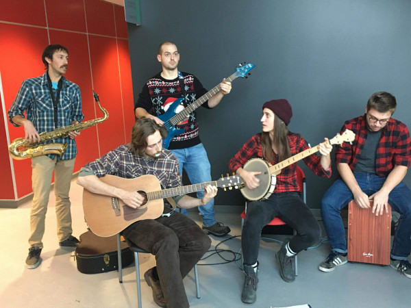 Quelques membres du 3IT, dont Gwena&euml;lle Hamon, jouant de la musique dans le hall d'entr&eacute;e de l'Institut.