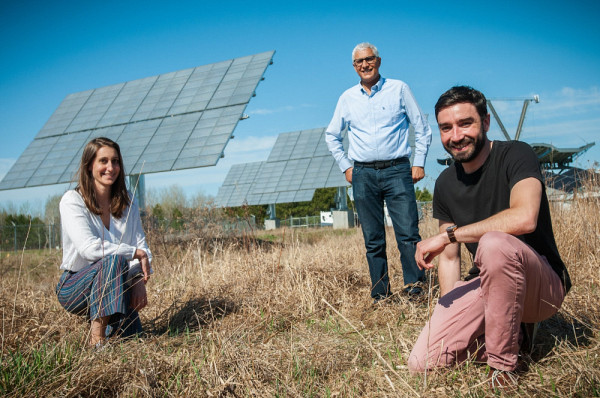 La postdoctorante Gwena&euml;lle Hamon devant le parc solaire, accompagn&eacute;e du Pr&nbsp;Abdelatif Jaouad et de son coll&egrave;gue Pierre Albert.