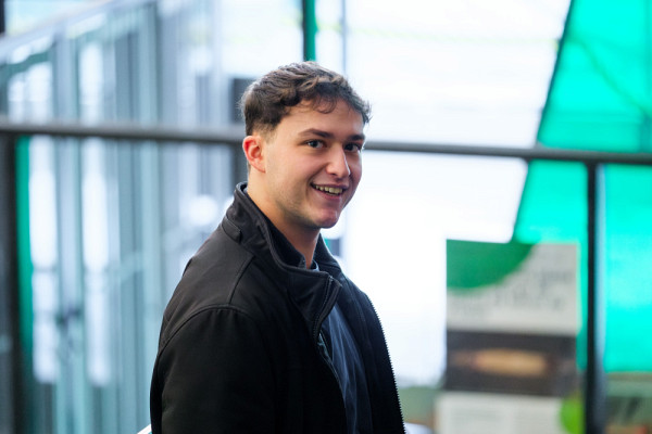 Antoine Jacques est &eacute;tudiant au baccalaur&eacute;at en administration des affaires, cheminement avec double concentration en entrepreneuriat et marketing. Il est aussi pr&eacute;sident du Regroupement &eacute;tudiant de l'&Eacute;cole de gestion de l&rsquo;Universit&eacute; de Sherbrooke &agrave; Longueuil (REEGALS). Retrouver ses coll&egrave;gues de classe est une source de motivation pour se rendre au campus, m&ecirc;me en hiver.