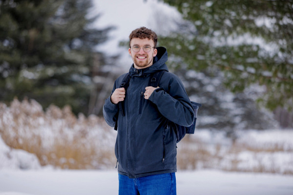 Louis Tremblay est &eacute;tudiant au baccalaur&eacute;at en sciences infirmi&egrave;res, cheminement formation initiale. Son&nbsp;implication &agrave; titre de pr&eacute;sident de l&rsquo;Association g&eacute;n&eacute;rale &eacute;tudiante en sciences infirmi&egrave;res de l&rsquo;UdeS (AGESIUS) le&nbsp;motive &agrave; venir au Campus de la sant&eacute; en hiver, o&ugrave; il trouve stimulant d&rsquo;organiser une multitude d&rsquo;activit&eacute;s pour les &eacute;tudiantes et &eacute;tudiants.