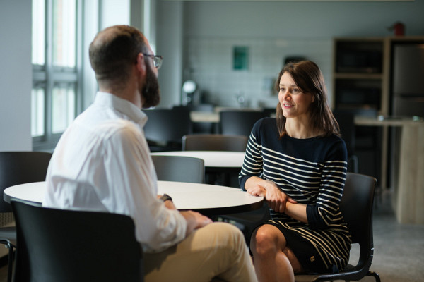 Pour le professeur R&eacute;mi Labelle-Deraspe, l&rsquo;ouverture, l&rsquo;&eacute;coute, l&rsquo;empathie et le courage d&rsquo;avoir des discussions franches ou difficiles sont des qualit&eacute;s importantes &agrave; d&eacute;velopper pour contribuer &agrave; un milieu de travail plus sain et plus serein.