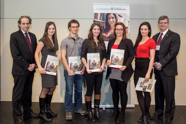 Les &eacute;tudiantes et les &eacute;tudiants r&eacute;cipiendaires de la bourse Fonds Entrepreneurship en compagnie du doyen, le Pr&nbsp;Fran&ccedil;ois Coderre et Pr Jacques Baronet du D&eacute;partement de management et de gestion des ressources humaines.