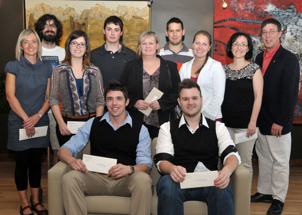 Au premier plan&nbsp;: Olivier Simard (PhD biochimie) et Guillaume Romain (MSc microbiologie). Dans la rang&eacute;e du milieu, de gauche &agrave; droite,&nbsp;M&eacute;lissa Coallier (MSc sciences cliniques), Julie-Anna Benjamin (PhD biochimie), Diane Guay (PhD sciences cliniques), Farah Lizotte (MSc physiologie), Sandra O&rsquo;Connor (MSc sciences cliniques) et Jean-Pierre Perreault. A l&rsquo;arri&egrave;re-plan, de gauche &agrave; droite&nbsp;: Pierre-Olivier Lahaie (1er&nbsp;prix Jean-Marie-Beauregard, MSc sciences des radiations et imagerie biom&eacute;dicale), Alexandre Desroches (1er&nbsp;prix FRQS, MSc pharmacologie) et Samuel Belzile-Lachapelle (MSc physioth&eacute;rapie) (DG, SOC et SBL se sont m&eacute;rit&eacute; les 3 prix du th&egrave;me S-POP).