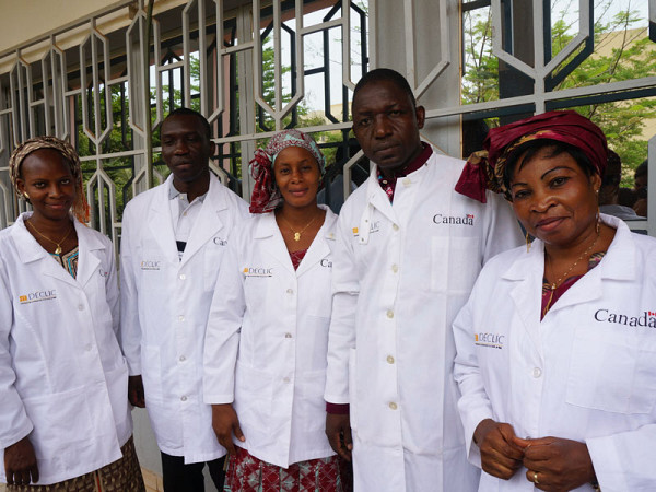 Les intervenantes et intervenants du projet DÉCLIC ont transformé cinq centres de santé communautaire au Mali en centres de santé universitaire. Photo prise avant la pandémie de Covid-19