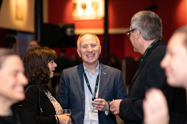 Le r&eacute;seautage &eacute;tait &agrave; l&rsquo;honneur pour la deuxi&egrave;me partie du Gala, durant laquelle les certificats &eacute;taient remis, des moments immortalis&eacute;s par la photographe sur place.