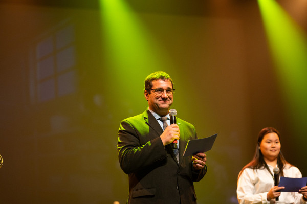 Pascal Gr&eacute;goire, directeur g&eacute;n&eacute;ral de la Fondation, c&eacute;l&eacute;brant le support des donateurs et donatrices pour une 35e ann&eacute;e o&ugrave; le Gala du m&eacute;rite fait une diff&eacute;rence dans la communaut&eacute;.