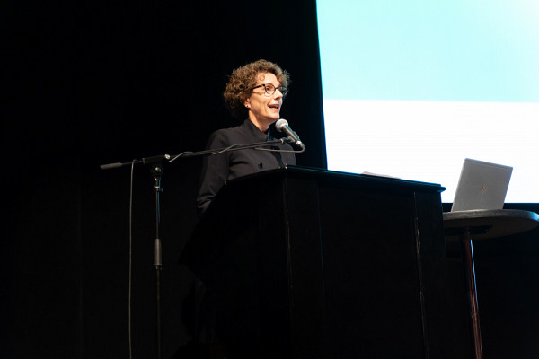 La doyenne intérimaire, Geneviève Cartier, avait deux messages importants à transmettre aux étudiantes et aux étudiants.