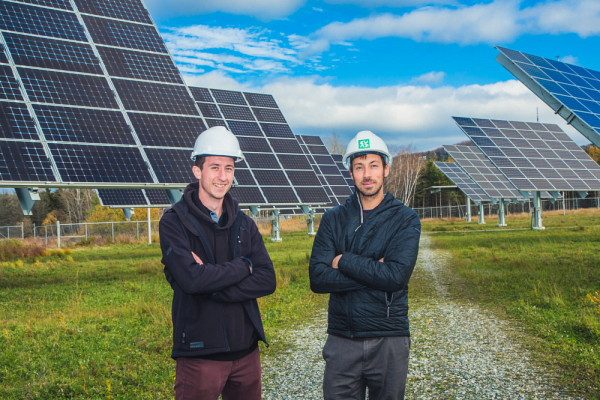 Arnaud Ritou, qui se situe à droite sur la photo, est dans le parc solaire du 3IT.Photo : Université de Sherbrooke