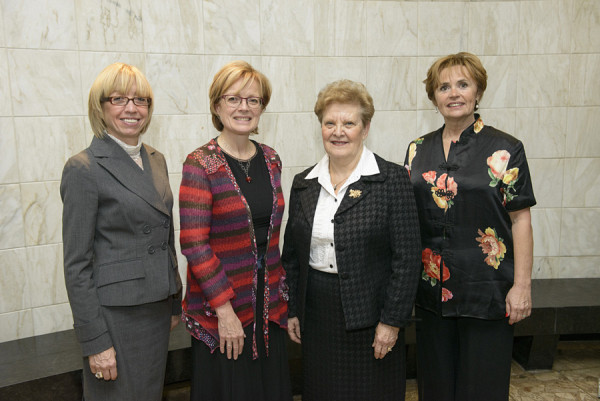Les ambassadrices de la Faculté d'éducation, Normande Lemieux, Ginette Pépin et Pauline Ladouceur, en compagnie de la doyenne Colette Deaudelin.