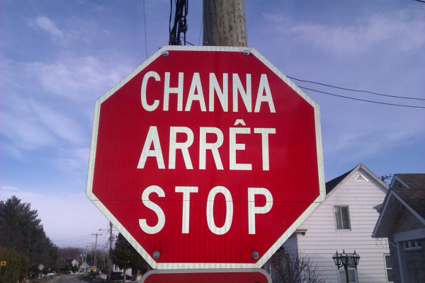 La signalisation routière inclut la langue abénakise, sur le territoire d'Odanak, au centre-du-Québec.