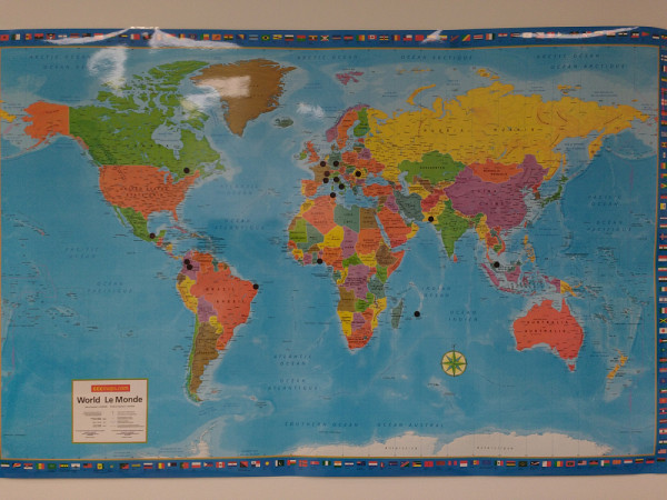 Carte du monde avec les endroits d'où viennent les étudiants-chercheurs.