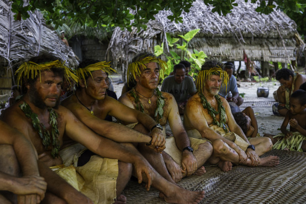 Jean Lemire et son &eacute;quipage, sur l'&icirc;le d'Anuta.