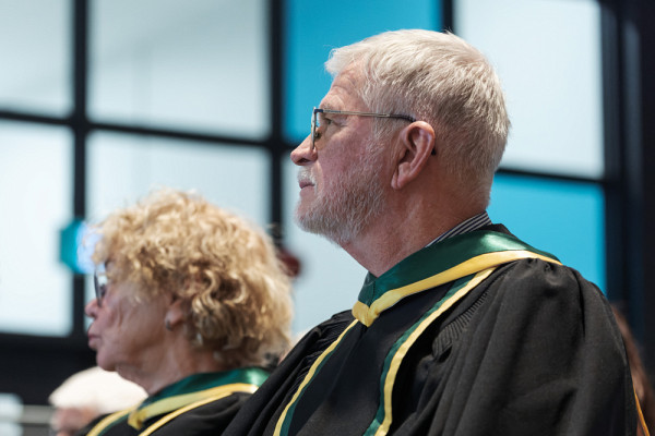 Lors de cette c&eacute;r&eacute;monie, Louis Mercier a &eacute;galement re&ccedil;u le titre de professeur &eacute;m&eacute;rite en lettres et sciences humaines. Il a collabor&eacute; avec H&eacute;l&egrave;ne Cajolet-Lagani&egrave;re sur de nombreux projets, notamment celui ayant men&eacute; &agrave; la cr&eacute;ation du dictionnaire Usito.