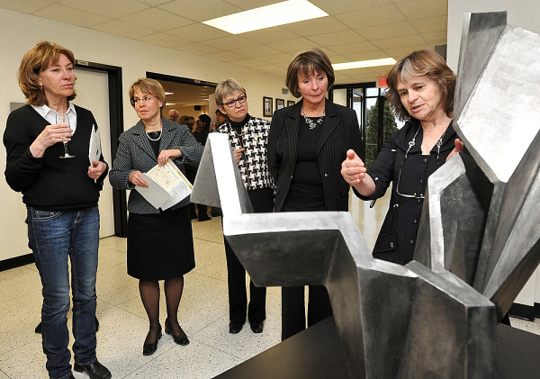 Suzanne Press&eacute; de la Galerie d'art du Centre culturel fait d&eacute;couvrir certaines oeuvres d'art de la Facult&eacute;.