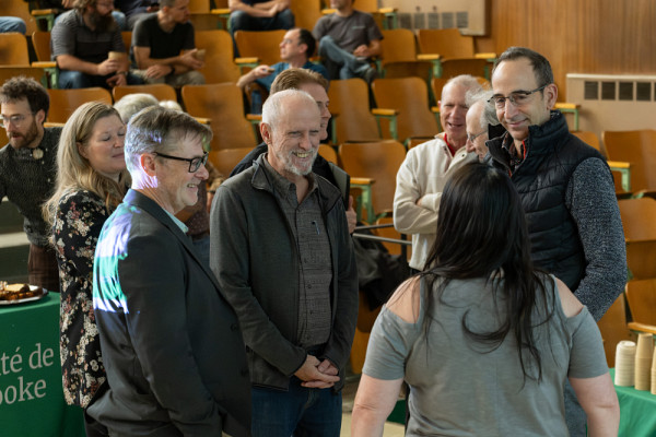 Le doyen, le Pr&nbsp;Soldera, a aussi accueilli le Pr&nbsp;Jean Goulet, doyen de la Facult&eacute; des sciences entre 1996 et 2000 (de face, mains jointes), ainsi que le Pr&nbsp;Jean Proulx, vice-recteur aux finances, aux infrastructures et au num&eacute;rique de l'UdeS, et doyen de la Facult&eacute; de g&eacute;nie entre 2021 et 2025 (&agrave; droite).