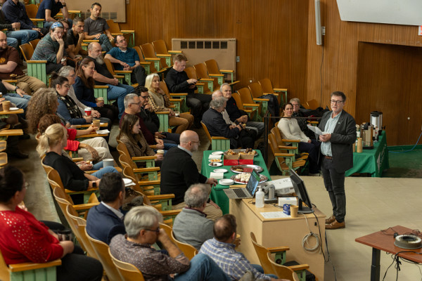 Le doyen de la Facult&eacute; des sciences, le Pr Armand Soldera, a accueilli les personnes pr&eacute;sentes et d&eacute;crit les d&eacute;tails du projet de revitalisation de l'auditorium, en plus de rappeler que l'UdeS recueille toujours les dons pour faciliter son financement.