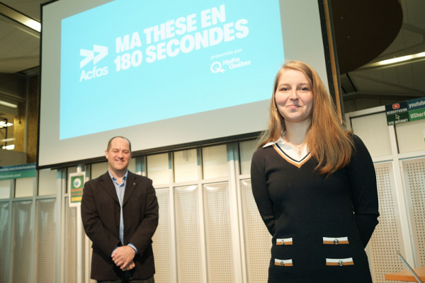 Jean-Pascal Lemelin, vice-recteur adjoint à la recherche et aux études supérieures, et Solenne Ritaine, lauréate de l’édition 2021.