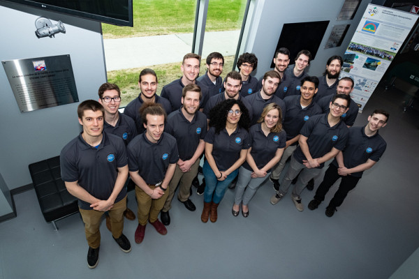 L’équipe QMSat, composée de futures ingénieures et futurs ingénieurs inscrits au baccalauréat en génie ainsi que d'étudiants d'autres facultés de l’Université de Sherbrooke.