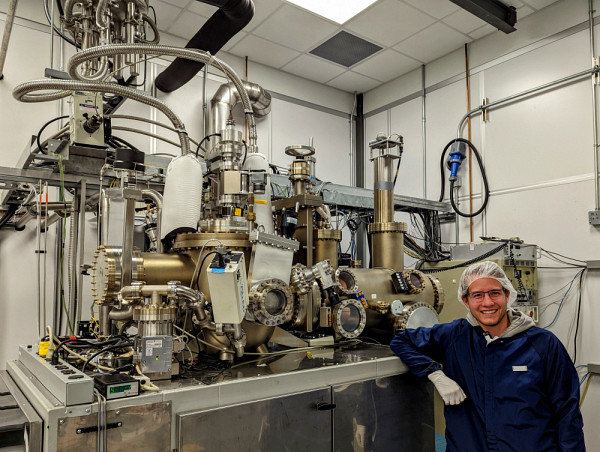 L'&eacute;tudiant au doctorant en g&eacute;nie m&eacute;canique Tadeas Hanus travaille avec des &eacute;quipements de pointe, dont le r&eacute;acteur d'&eacute;pitaxie au 3IT.