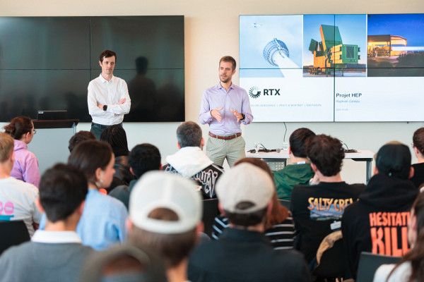 David Rancourt, professeur en g&eacute;nie m&eacute;canique et sp&eacute;cialiste en a&eacute;ronautique, dans le cadre d&rsquo;une pr&eacute;sentation technique au Studio de cr&eacute;ation - Fondation Huguette et Jean-Louis Fontaine.