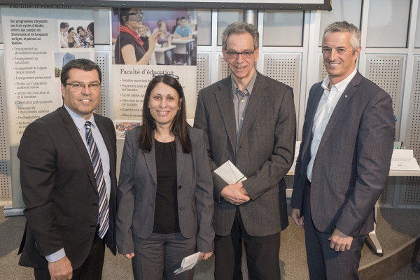 Serge Striganuk, doyen de la Facult&eacute; d'&eacute;ducation, Sawsen Lakhal, professeure au Secteur PERFORMA, Roger de Ladurantaye, r&eacute;cipiendaire du volet francophone du Prix PERFORMA et Jules B&eacute;langer, directeur du Secteur PERFORMA