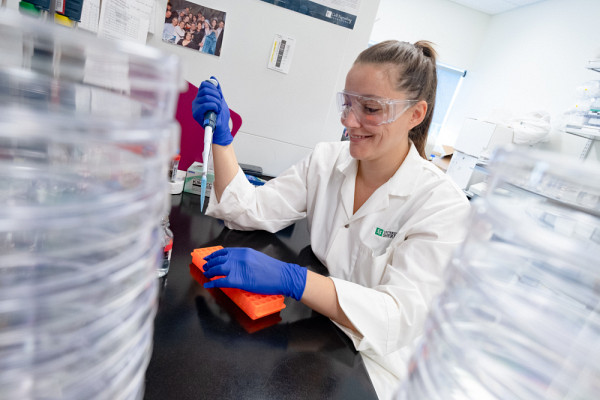 L'une des gagnantes 2018, Anaïs Chauvin, doctorante et candidate au Ph. D. au département d'anatomie et de biologie cellulaire, a rédigé sa nouvelle sur les protéines alternatives