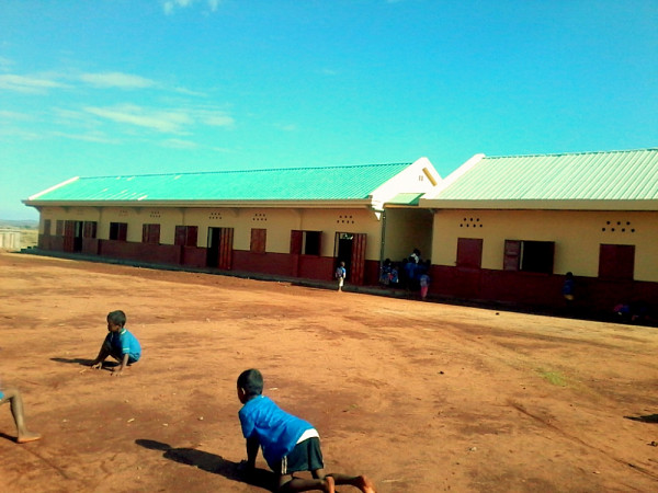 L'école et le terrain où est prévue la construction des nouvelles salles de classe.