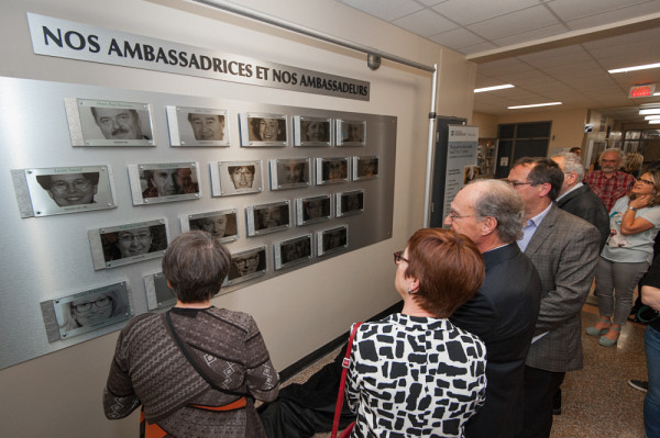 Membres de la direction, ambassadrices et ambassadeurs étaient présents au dévoilement de la Galerie du rayonnement.
