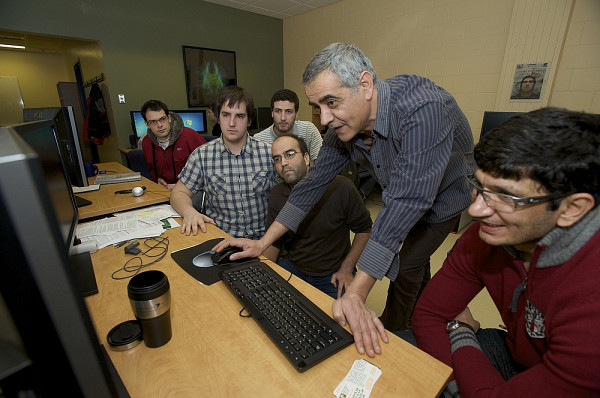 Le professeur Djemel Ziou et quelques étudiants du Département d'informatique qui collaborent au projet.