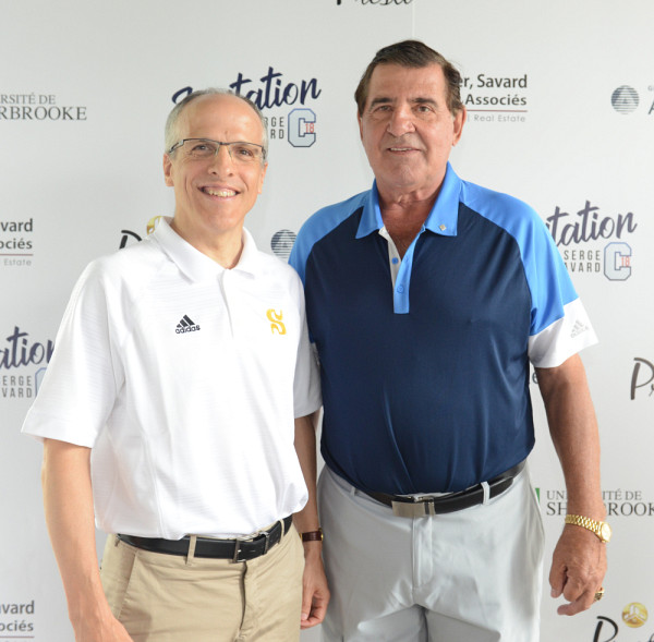 Le recteur de l'UdeS, le professeur Pierre Cossette, en compagnie de Serge Savard, lors de la première édition de L'invitation Serge Savard, un tournoi de golf au profit du Vert & Or de l'UdeS.