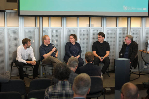 Mathieu Juan, directeur adjoint (IQ) et directeur de la plateforme Quantum FabLab - Chaire de recherche en syst&egrave;mes hybrides quantiques (CRSHQ),&nbsp;Jeffrey Quilliam, directeur du d&eacute;partement de physique et professeur, membre de l&rsquo;IQ,&nbsp;M&eacute;lissa Greene, responsable du programme de vulgarisation scientifique, Curieux quantiques, Rodolphe Alquier, doctorant en physique, et Serge D'Amico,&nbsp;conseiller en communication et lexicographie et directeur lexicographique du Dictionnaire Usito.