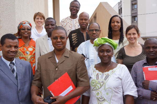 Dr Drissa Sidibé en compagnie de l’équipe de pédagogie du projet DECLIC ainsi que ses collègues professeurs et encadreurs terrain du D.E.S. en MF/MC (Juin, 2012)