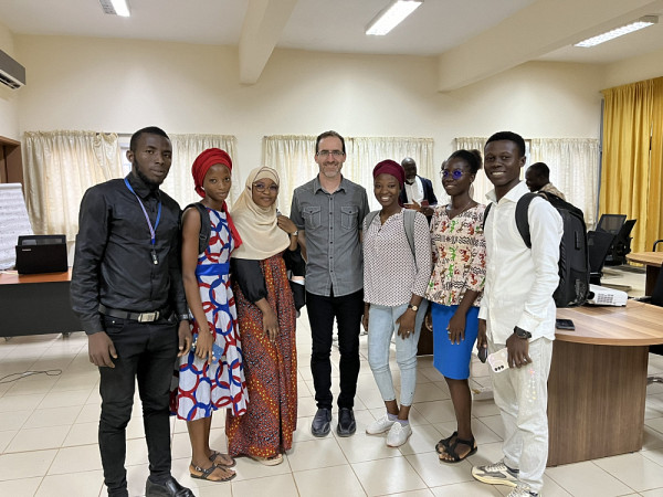 Le Pr Boudreault en compagnie d'&eacute;tudiantes et d'&eacute;tudiants locaux